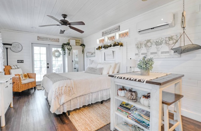 Cottage in the Great Smoky Mountains With Spectacular Views & Farmhouse Decor
