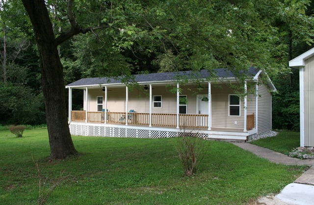 Cottage in the Trees - A getaway from everything, close to everything
