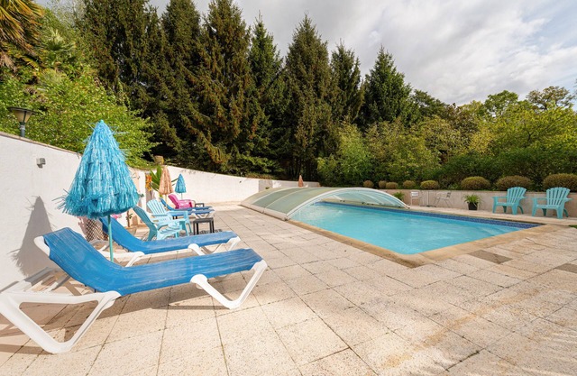 Cottage 'Jardins De La Cantine Au Fil De L'o' with Private Terrace, Shared Garden and Wi-Fi
