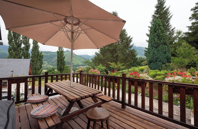 Cottage 'La Grange Accous' with Mountain View, Wi-Fi and Air Conditioning