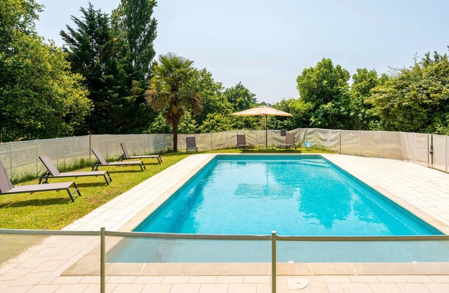 Cottage 'Lou Tapata' with Shared Pool, Private Terrace and Wi-Fi