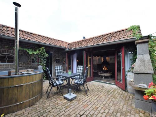 Cottage near Bourtange with Hot Tub