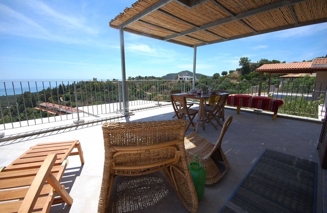 Cottage new, large terrace overlooking the sea. Between s. Margherita and Chia.