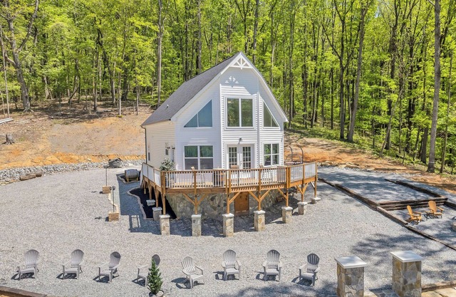 Cottage on a Private Vineyard with Scenic Views and Hot Tub
