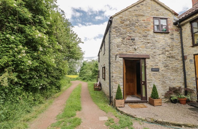 COTTAGE ON THE COMMON, with open fire in Westbury-On-Severn