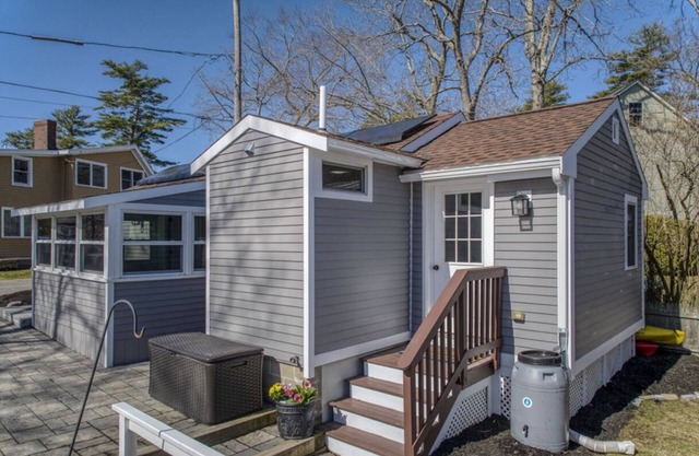 Cottage on Lake Attitash with AC, WiFi, parking - 2 guests max