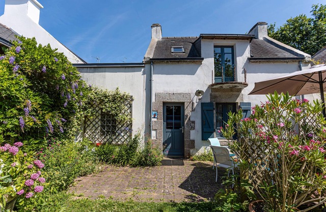 Cottage 'Petit Gite Confortable Dans Village' with Private Terrace, Shared Garden and Wi-Fi