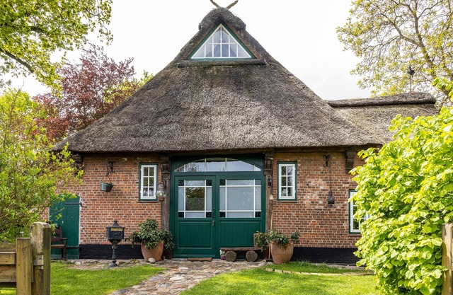 Cottage 'Reetdachhaus Bischoff' with Private Terrace, Private Garden and Wi-Fi