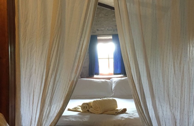 Cottage (sleep 6+cot) on Child-friendly Complex with shared pool and play areas