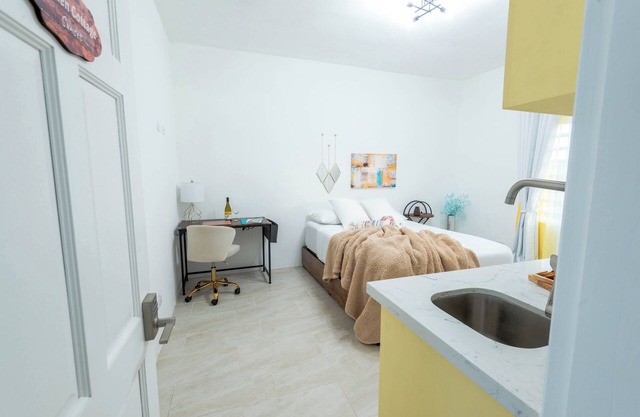 Cottage Sunset – Charming Cozy Space, 5 Minutes to Shoal Bay Beach