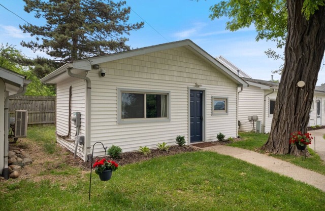 Cottage w/Lake Access Unit 2