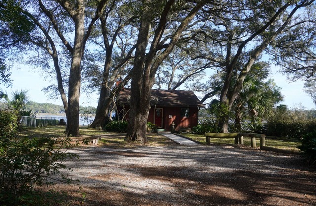 Cottage w/marsh view and dock, 10-15 min to beach