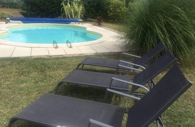 Cottage with Private Heated Pool, 15 Mins to Nearest Beach