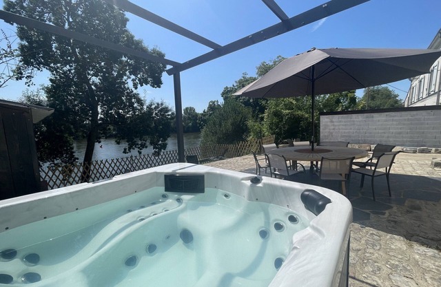 Cottage with private SPA, air conditioning, and Loire views