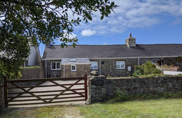 Cottage with games room (near Solva & St.David's)