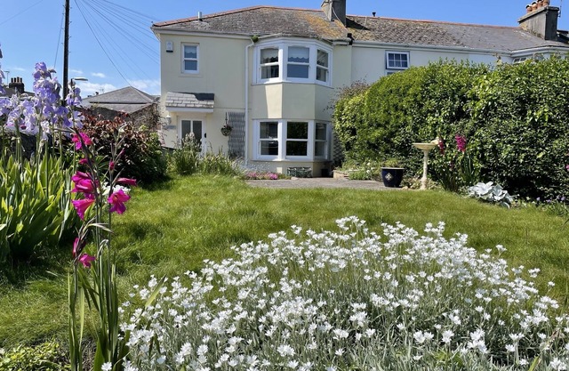 Cottage with parking; sleeps 4; within walking distance of beach; dogs welcome.