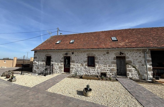 Cottage with Spa, Fireplace, Nature and Comfort in Montaigu-le-Blin