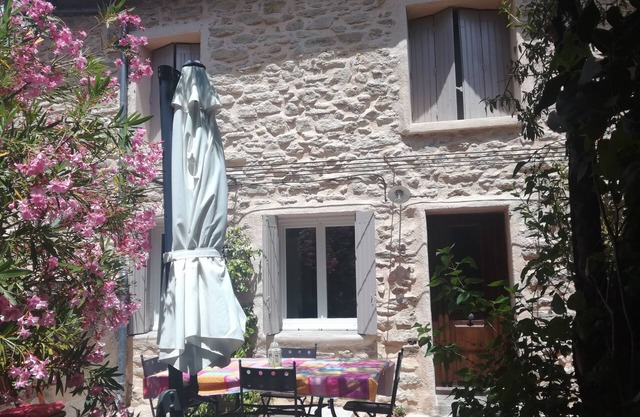 Cottage with swimming pool in a quiet hamlet in the heart of orchards: authentic stay!