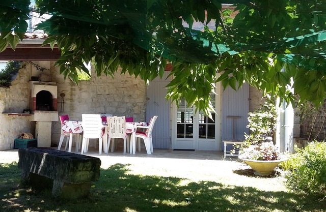 Cottage with swimming pool (10x5).