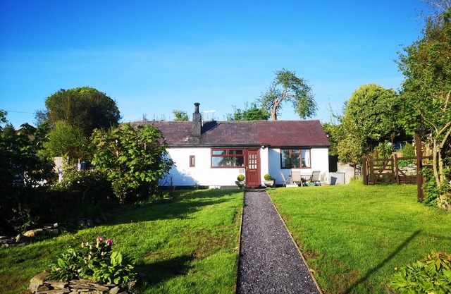 Cottage with Woodfired Hottub in heart of Clwydian Mountain Range- Pets Welcome