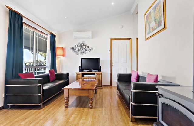 Cottages on Lovedale - No. 1 - 3 bedroom, 2 bathroom cottage in sensational Lovedale location