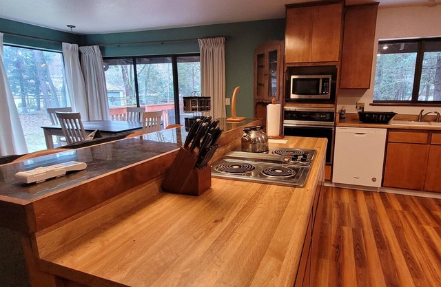 Country Acres Retreat/ Minutes away from golf, Rogue River, historic G street