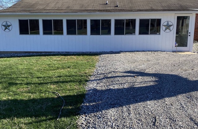 Country Charmer near lake new hot tub handicap accessible Extended stay