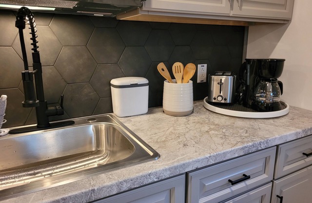 Country Chic Studio, pet friendly, Free laundry & housekeeping, midterm rental!
