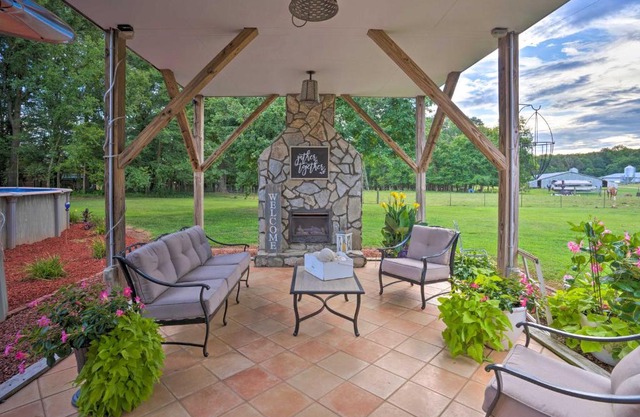 Country-Chic Studio with Pool and Stable Access!
