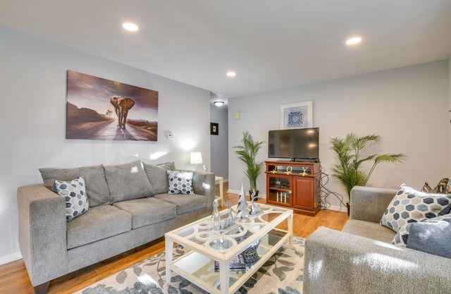 Country Club Hills Home: Walk to Rec Center!