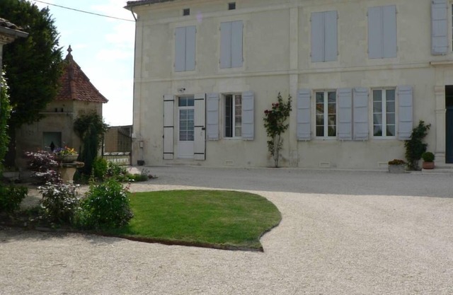 COUNTRY COTTAGE with SWIMMING POOL
