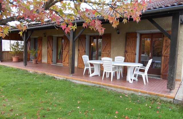 Country cottage at the foot of the Pyrenees with swimming pool
