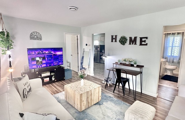 Country Cottage Ranch Extended Stays - Central Location- 58”TV 600 wifi