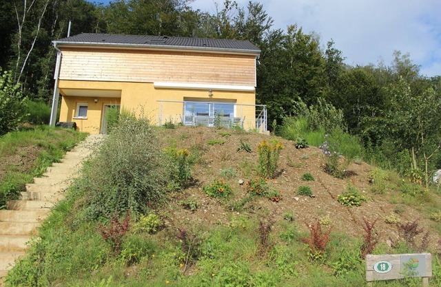 Country cottage with breathtaking view of the Semoy river. Pets welcome.