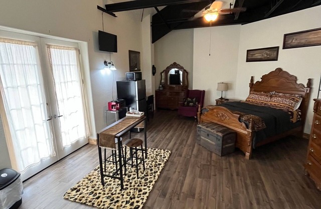Country, Cows & Fishing Lake Studio- 2nd floor