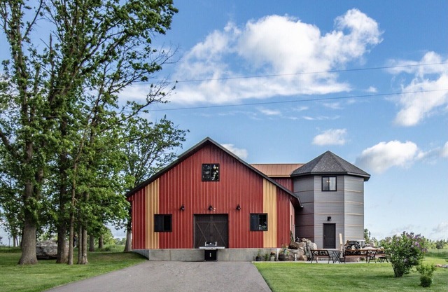 Country, Cozy and UNIQUE! Rustic ambiance. Available YEAR ROUND.