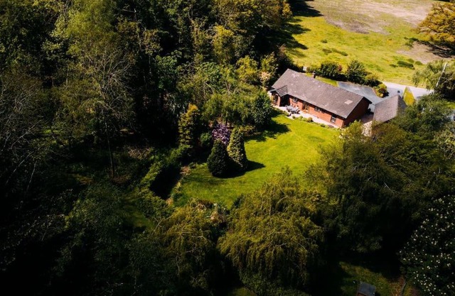 Country Crabtree Bungalow with large wild garden