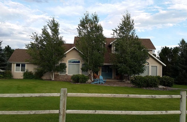 Country Elegance on 1.4 acres, subdivision common access to Yellowstone River