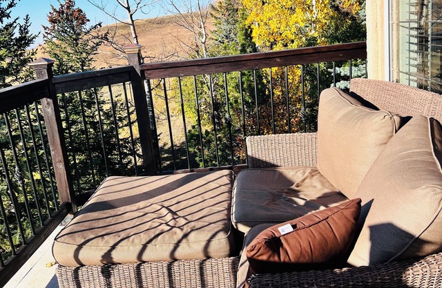 COUNTRY ESCAPE - 3 BD plus loft and 3 bath on 10nAcres. Sleeps 8 (Pet Friendly)