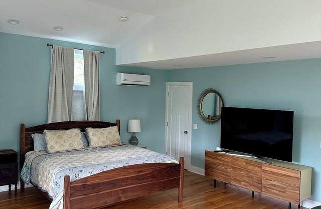 Country escape in a 1770 Farmhouse, 14 mins from downtown Princeton.