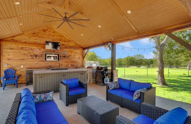 Country Farmhouse and Cottage,13 minutes from Denton and Lake Ray Roberts