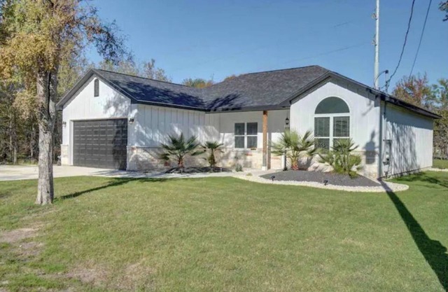 Country feel in this open plan 3 bed/2 bath home.