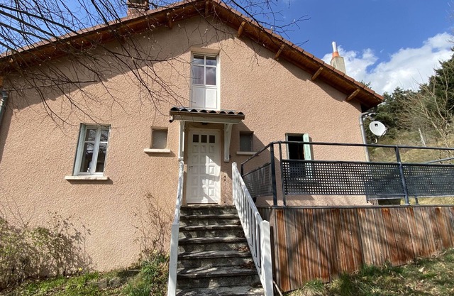 Country gîte sleeps 12 with river view, ideal for family fishing trip