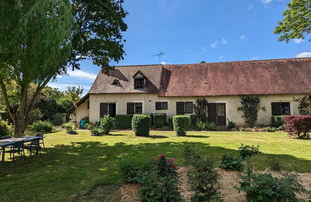 Country house with garden and parking near Neuvy-Saint-Sépulchre