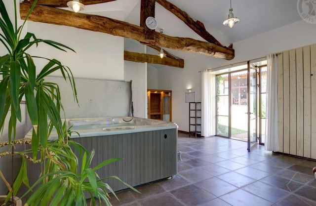 Country house with Jacuzzi, Sauna, Wi-Fi, and private garden