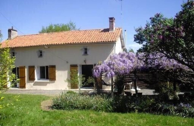 COUNTRY HOME TO RECHARGE YOUR BATTERIES