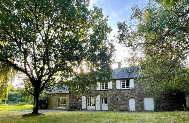 Country house between Rennes and Dinan with large pond and garden!