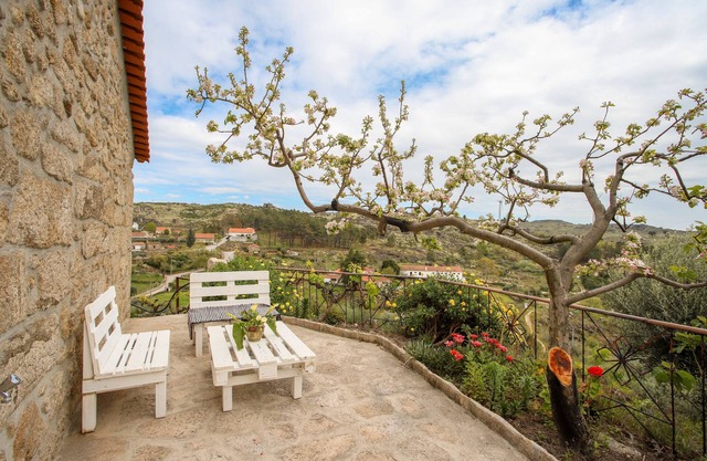 Country House 'Casa Do Avô - Alojamento Sortelha' with Private Garden, Wi-Fi and Air Conditioning