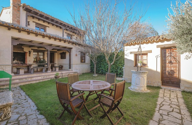 Country House 'De Urueña Casa De Ilustres' with Shared Terrace, Private Garden and Balcony