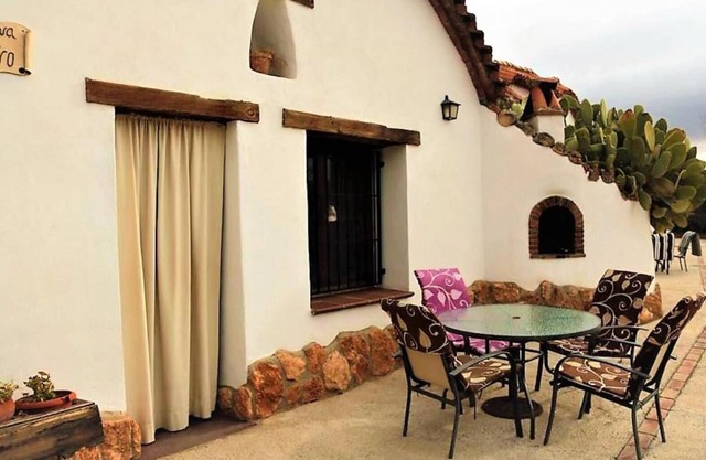 Country House 'El Olivo' with Shared Pool, Wi-Fi and Air Conditioning